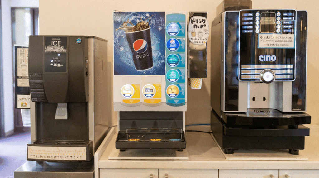 ソフトドリンクサーバーとコーヒーは24時間利用OK